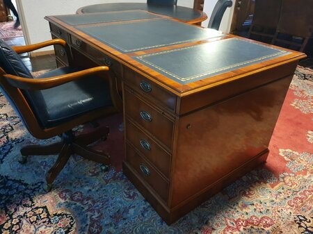 Exclusief Heldense bureau met conferentietafel en bureaustoelen
