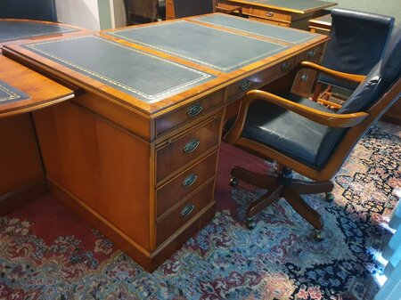 Exclusief Heldense bureau met conferentietafel en bureaustoelen