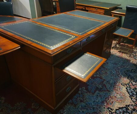 Exclusief Heldense bureau met conferentietafel en bureaustoelen