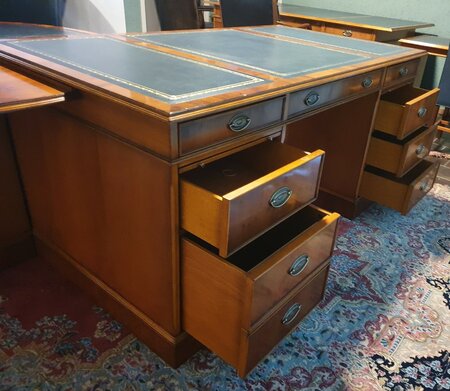 Exclusief Heldense bureau met conferentietafel en bureaustoelen