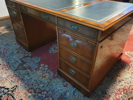 Exclusief Heldense bureau met conferentietafel en bureaustoelen