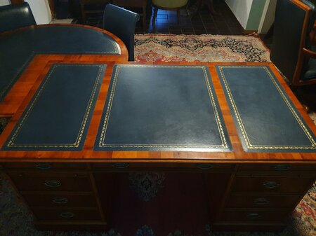 Exclusief Heldense bureau met conferentietafel en bureaustoelen