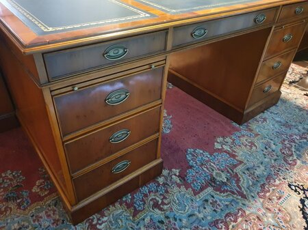 Exclusief Heldense bureau met conferentietafel en bureaustoelen