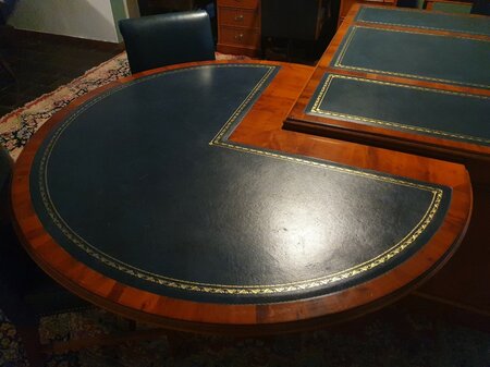 Exclusief Heldense bureau met conferentietafel en bureaustoelen