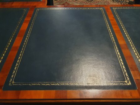 Exclusief Heldense bureau met conferentietafel en bureaustoelen