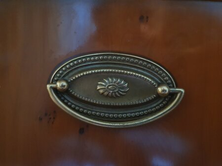 Exclusief Heldense bureau met conferentietafel en bureaustoelen
