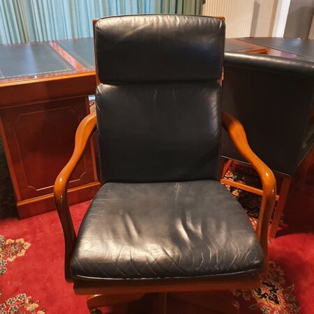 Exclusief Heldense bureau met conferentietafel en bureaustoelen