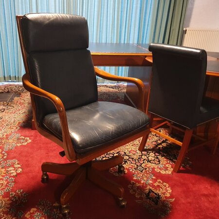 Exclusief Heldense bureau met conferentietafel en bureaustoelen