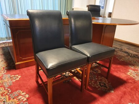 Exclusief Heldense bureau met conferentietafel en bureaustoelen
