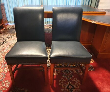 Exclusief Heldense bureau met conferentietafel en bureaustoelen