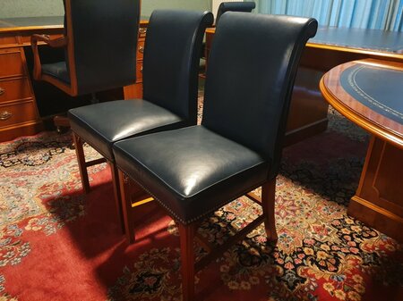 Exclusief Heldense bureau met conferentietafel en bureaustoelen