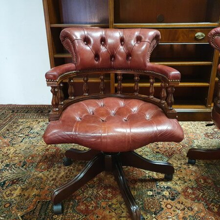 Antieke Chesterfield Captain chair bureaustoel Bordeaux rood