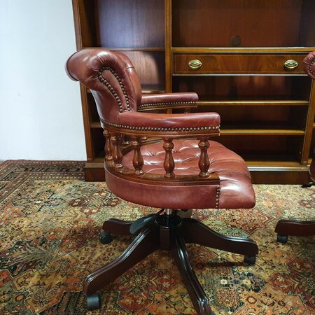 Antieke Chesterfield Captain chair bureaustoel Bordeaux rood