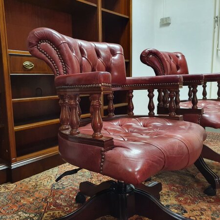 Antieke Chesterfield Captain chair bureaustoel Bordeaux rood
