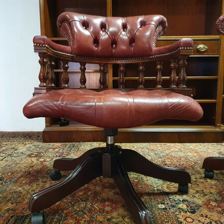 Antieke Chesterfield Captain chair bureaustoel Bordeaux rood