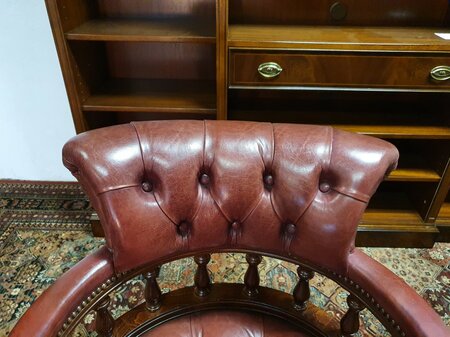 Antieke Chesterfield Captain chair bureaustoel Bordeaux rood