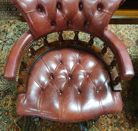 Antieke Chesterfield Captain chair bureaustoel Bordeaux rood