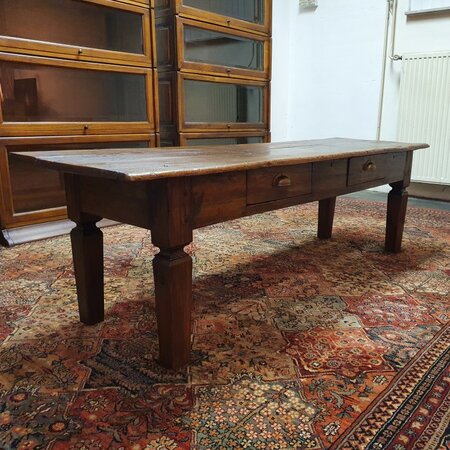 Antieke koloniale sidetable