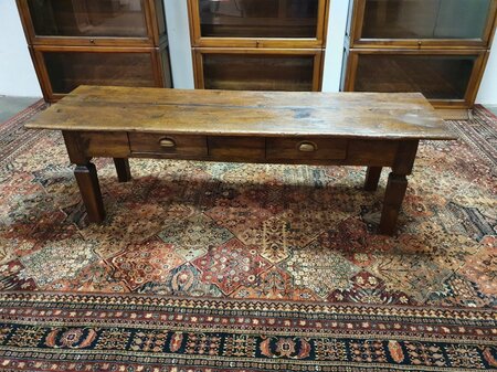 Antieke koloniale sidetable