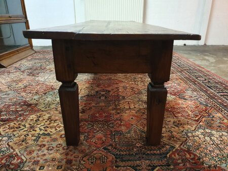 Antieke koloniale sidetable