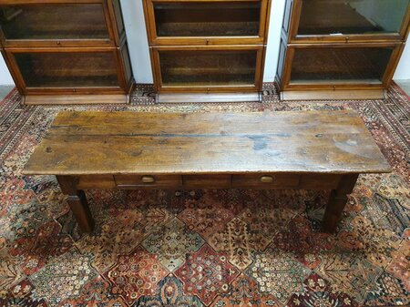 Antieke koloniale sidetable