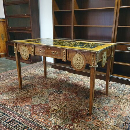 Antieke Franse schrijftafel met inlegwerk en bronzen ornamenten