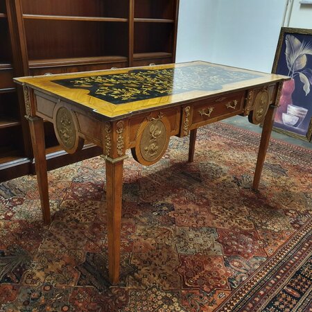 Antieke Franse schrijftafel met inlegwerk en bronzen ornamenten