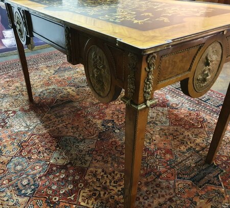 Antieke Franse schrijftafel met inlegwerk en bronzen ornamenten