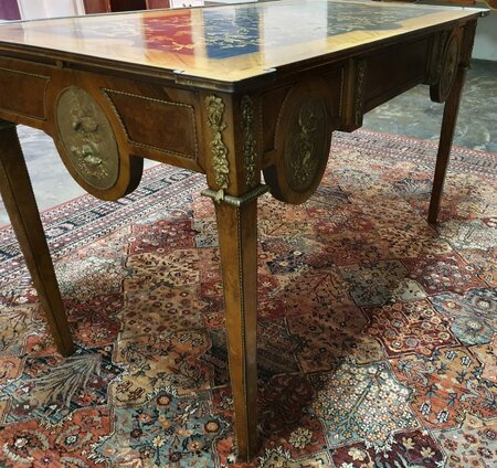 Antieke Franse schrijftafel met inlegwerk en bronzen ornamenten