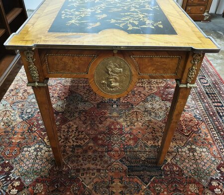 Antieke Franse schrijftafel met inlegwerk en bronzen ornamenten