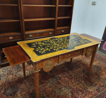 Antieke Franse schrijftafel met inlegwerk en bronzen ornamenten