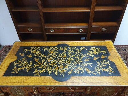 Antieke Franse schrijftafel met inlegwerk en bronzen ornamenten