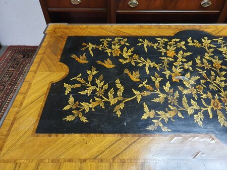Antieke Franse schrijftafel met inlegwerk en bronzen ornamenten