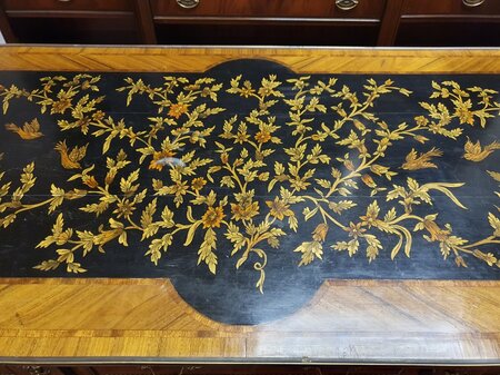 Antieke Franse schrijftafel met inlegwerk en bronzen ornamenten