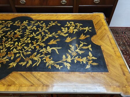 Antieke Franse schrijftafel met inlegwerk en bronzen ornamenten