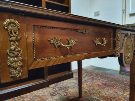 Antieke Franse schrijftafel met inlegwerk en bronzen ornamenten