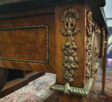 Antieke Franse schrijftafel met inlegwerk en bronzen ornamenten