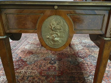 Antieke Franse schrijftafel met inlegwerk en bronzen ornamenten