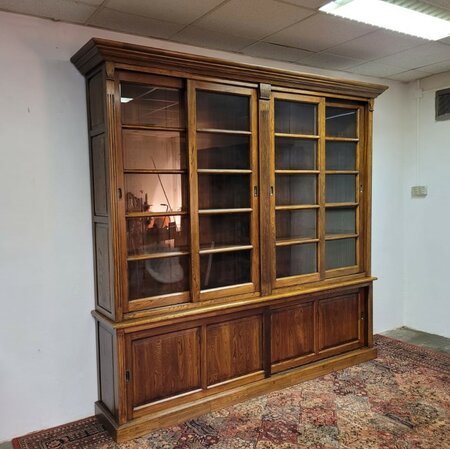 Antieke bibliotheek boekenkast