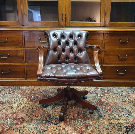 Antieke Chesterfield Captain chair bureaustoel rood-bruin