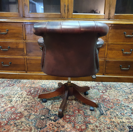 Antieke Chesterfield Captain chair bureaustoel rood-bruin