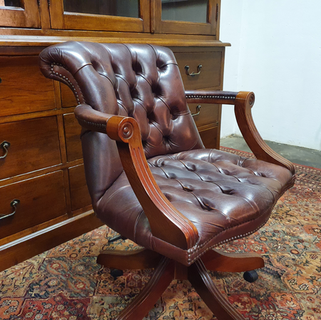 Antieke Chesterfield Captain chair bureaustoel rood-bruin