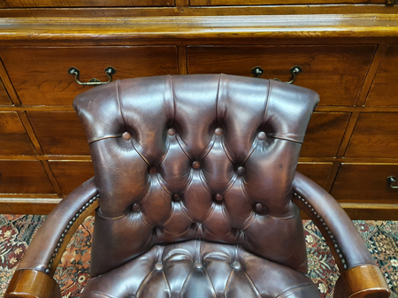 Antieke Chesterfield Captain chair bureaustoel rood-bruin