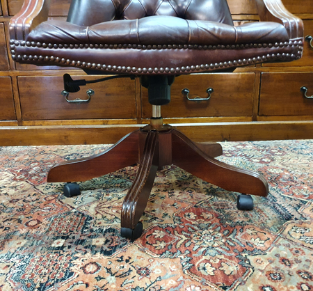 Antieke Chesterfield Captain chair bureaustoel rood-bruin