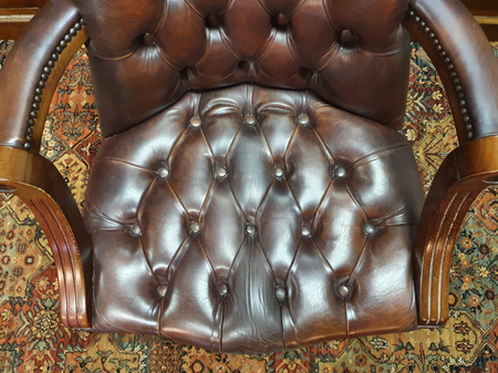 Antieke Chesterfield Captain chair bureaustoel rood-bruin
