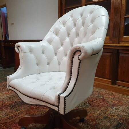 Antieke Chesterfield Director chair bureaustoel wit
