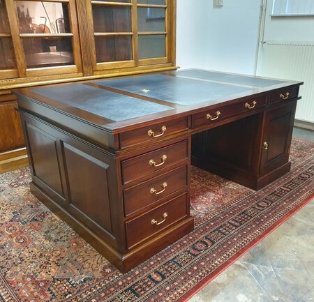 Klassiek Engels partnerdesk bureau