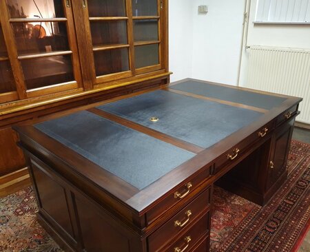 Klassiek Engels partnerdesk bureau