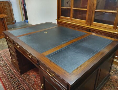Klassiek Engels partnerdesk bureau