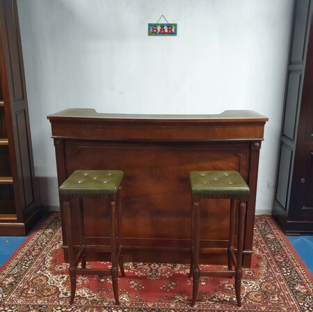 Engelse Chesterfield mahonie bar met barkrukken